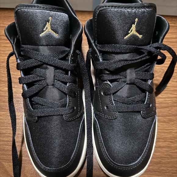 Jordan 1 Low SE “Black/Metallic Silver/Sail/Metallic Gold" - Picture 3 of 9